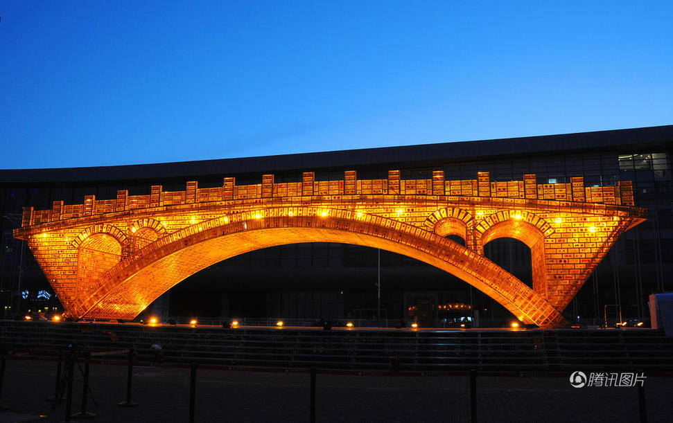 北京土豪金“赵州桥”亮灯 流光溢彩