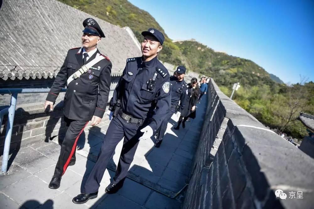 意大利警察在长城巡逻 不携带武器