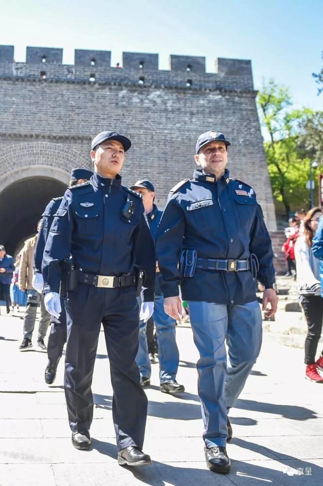 意大利警察在长城巡逻 不携带武器