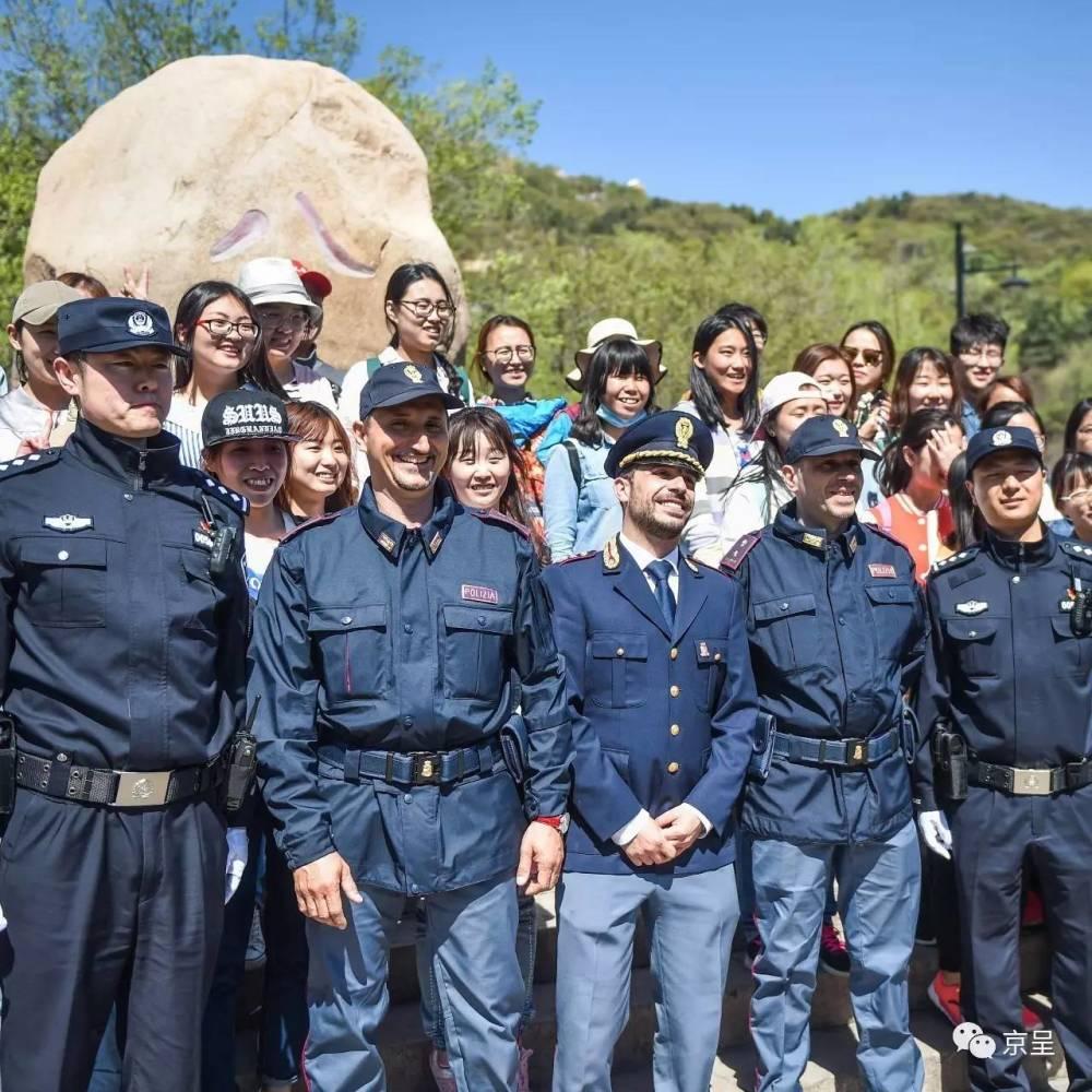 意大利警察在长城巡逻 不携带武器