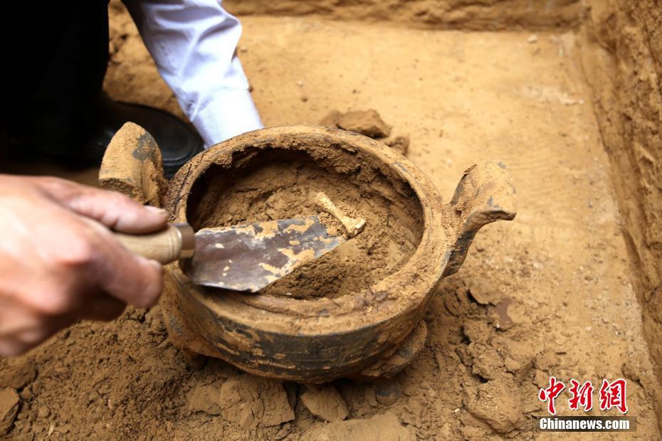 郑州东周古墓群发掘现场随葬品出土