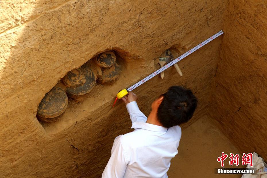 郑州东周古墓群发掘现场随葬品出土