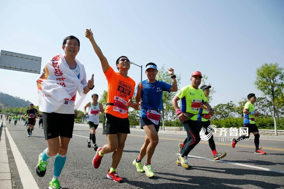 30岁盲人推拿师参加13场马拉松赛 两年跑4000公里