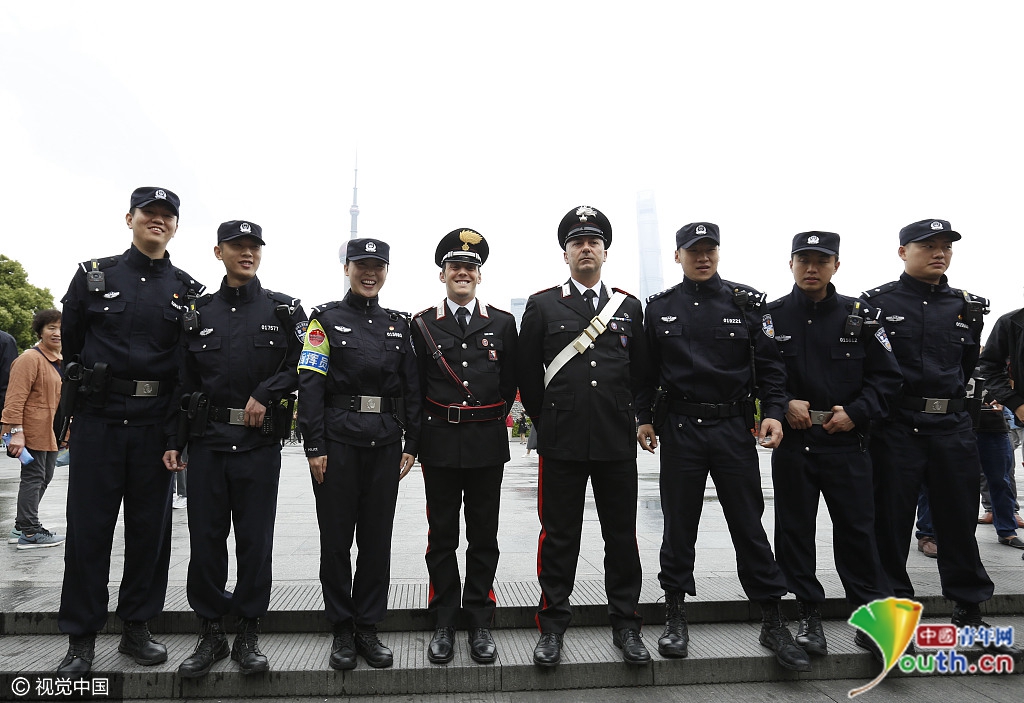 意大利警察亮相上海外滩 与上海民警联合巡逻