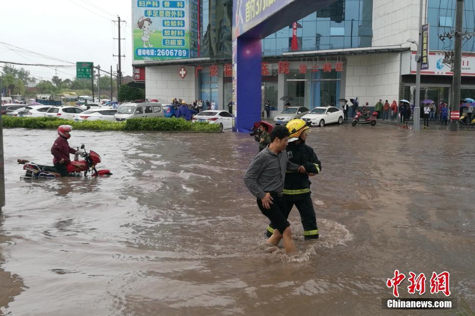 四川广安遭暴雨袭击 部分街道水深达2米
