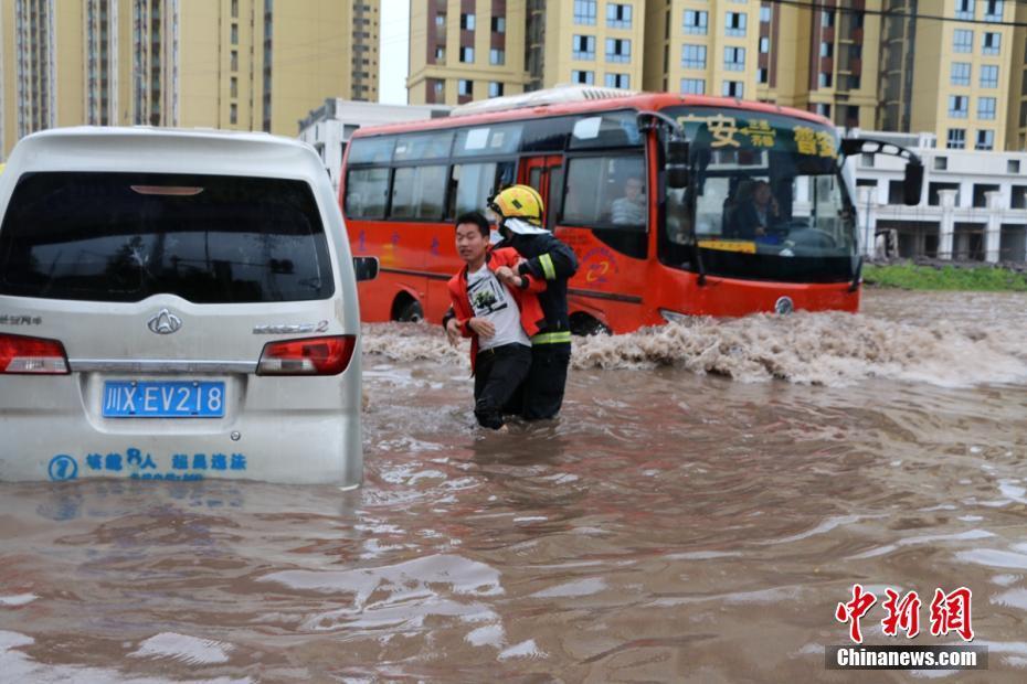 四川广安遭暴雨袭击 部分街道水深达2米