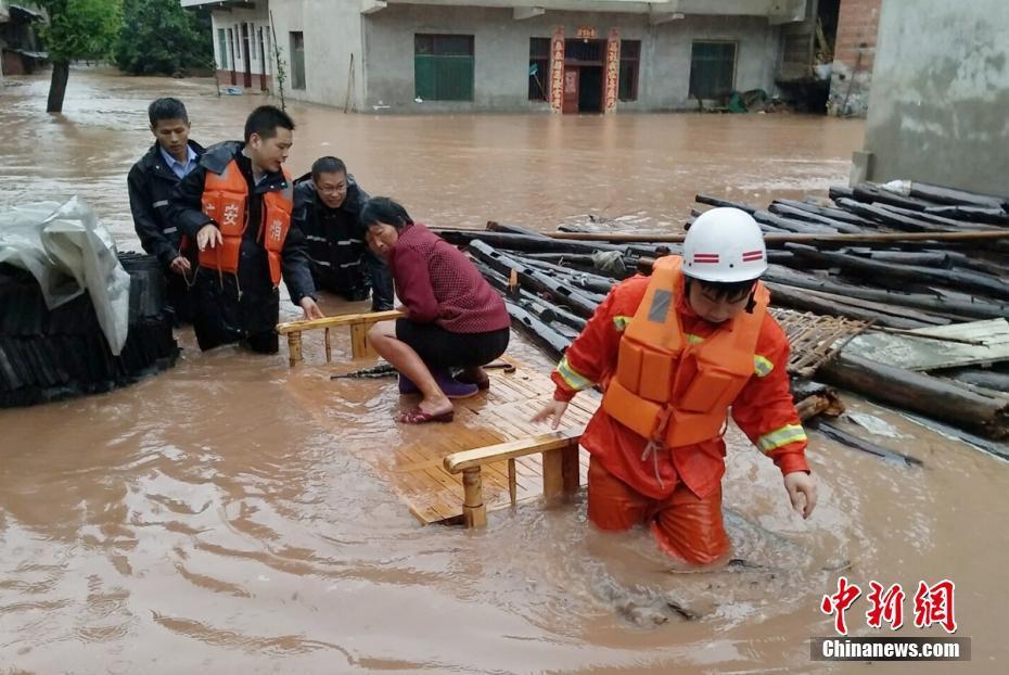 四川广安遭暴雨袭击 部分街道水深达2米