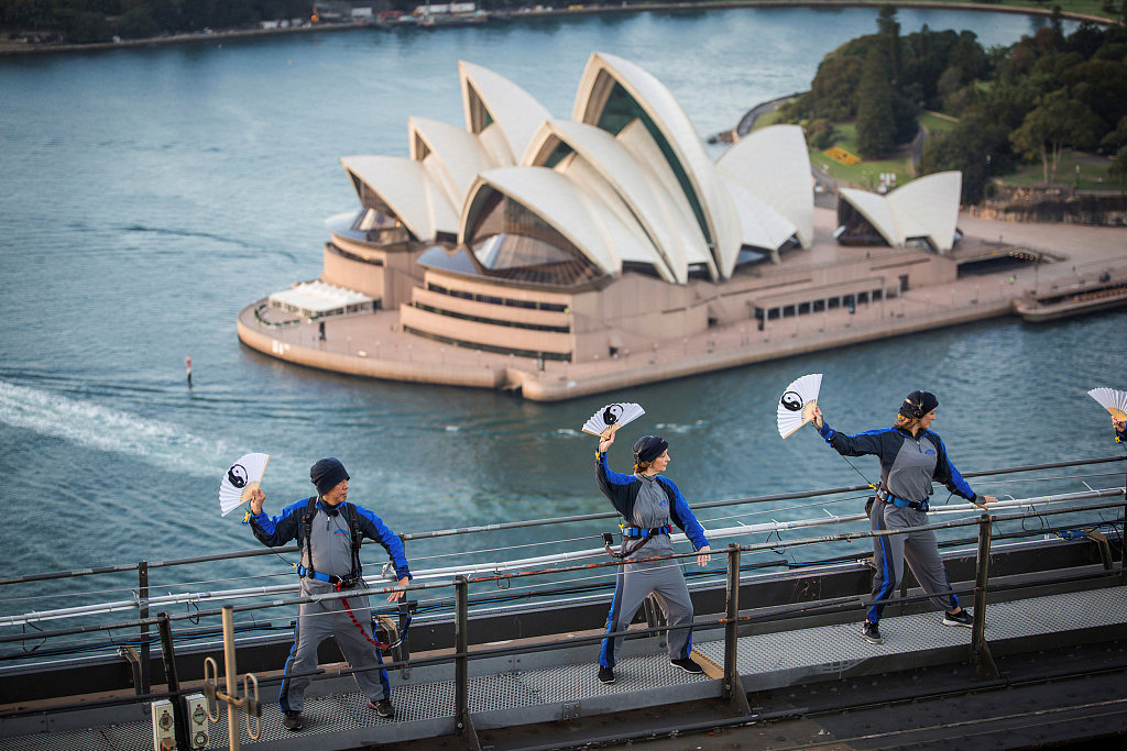 中国太极拳首次在悉尼海港大桥之巅开练