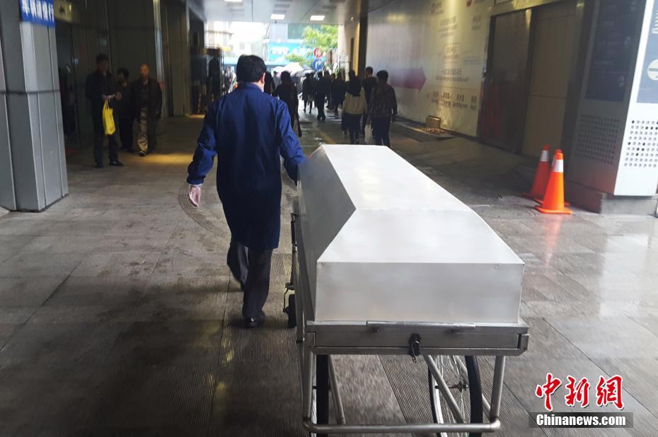 杭州“入殓师”坚守一线14年 让4500余名逝者体面离开