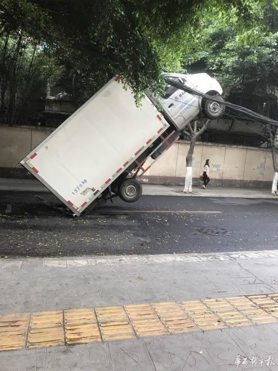 成都一货车“玩深沉” 车身45度仰向天空