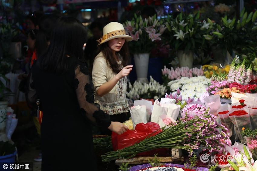 济南花商屯花为“母亲节”备战 盼卖好价钱