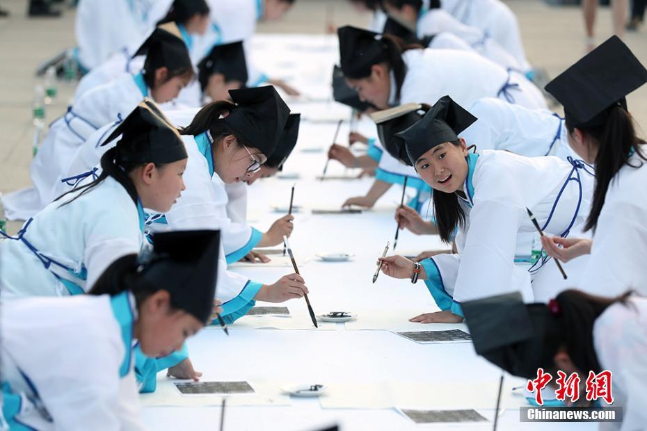 南京百名小学生穿汉服写书法致敬先人