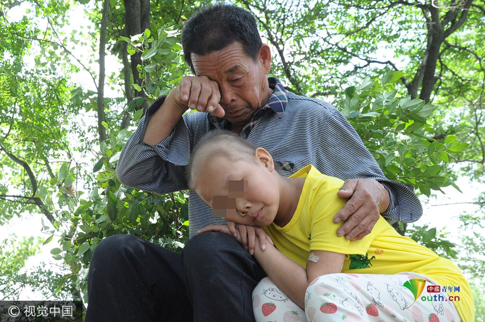 河南8岁女童患白血病 和爷爷一起干农活锻炼身体