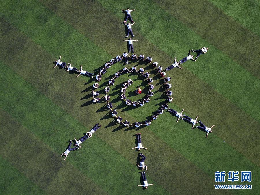 贵州高三学生拍摄创意毕业照轻松迎高考