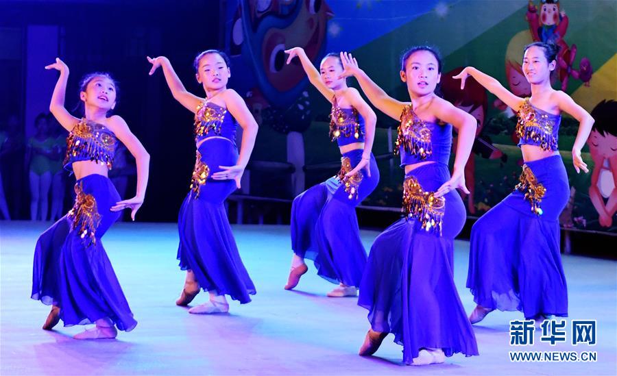 广西钦州：舞芭蕾 迎“六一”