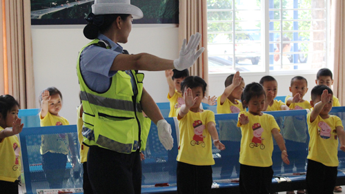 丹江口：20名儿童受邀进警营欢度六一