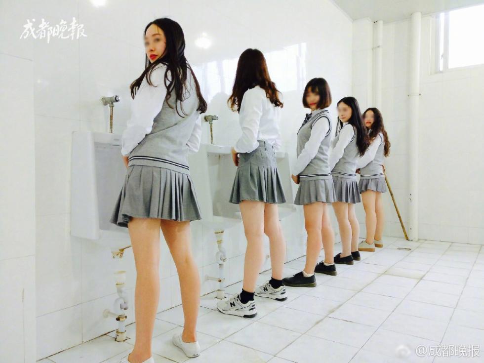 成都高校女生在男厕拍毕业照惹争议