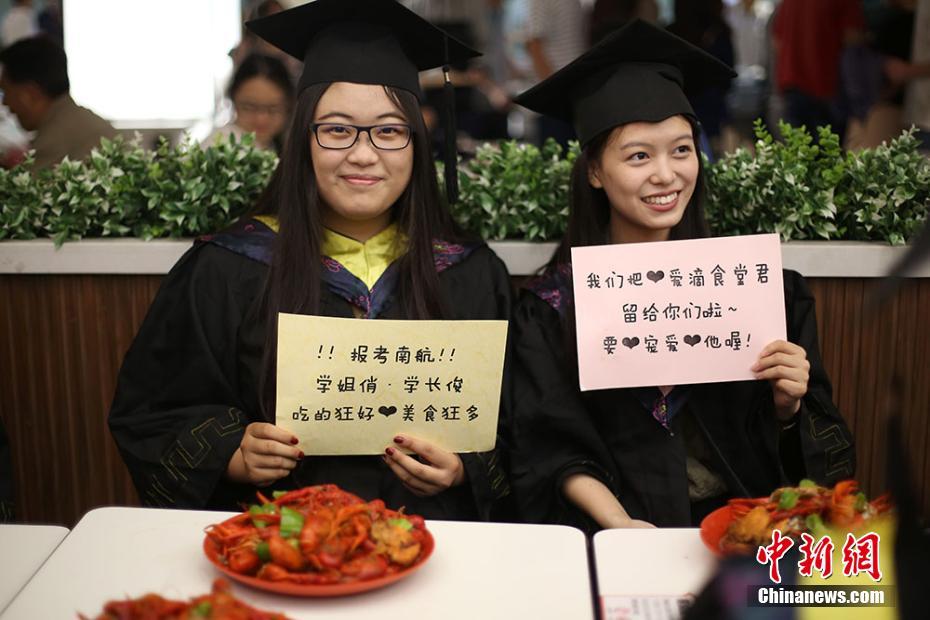 南京高校特色龙虾“留住毕业生的胃”