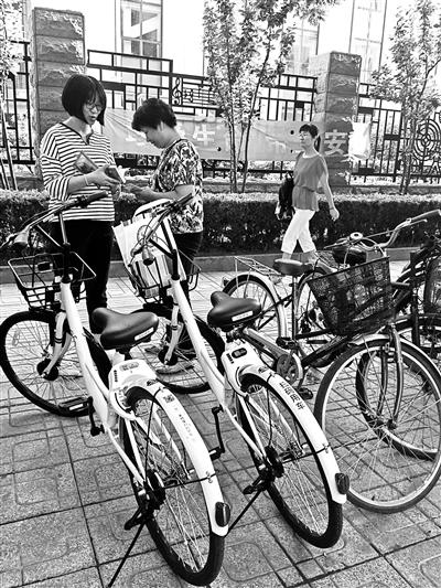 北京今年送考流行骑共享单车 家长为考生“占车”