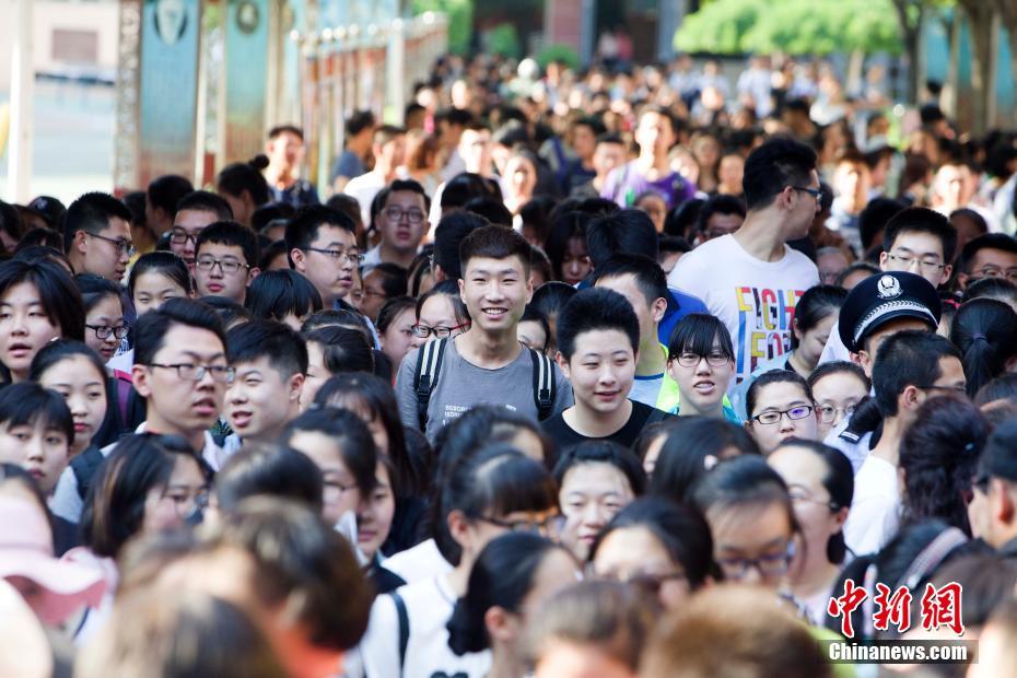 中国大部分地区高考落幕 考生露出灿烂笑容