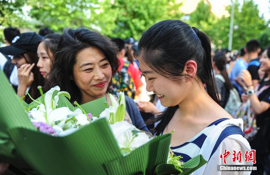 中国大部分地区高考落幕 考生露出灿烂笑容