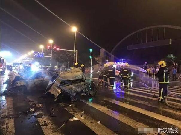 武汉发生惨烈车祸 致6车受损2死4伤