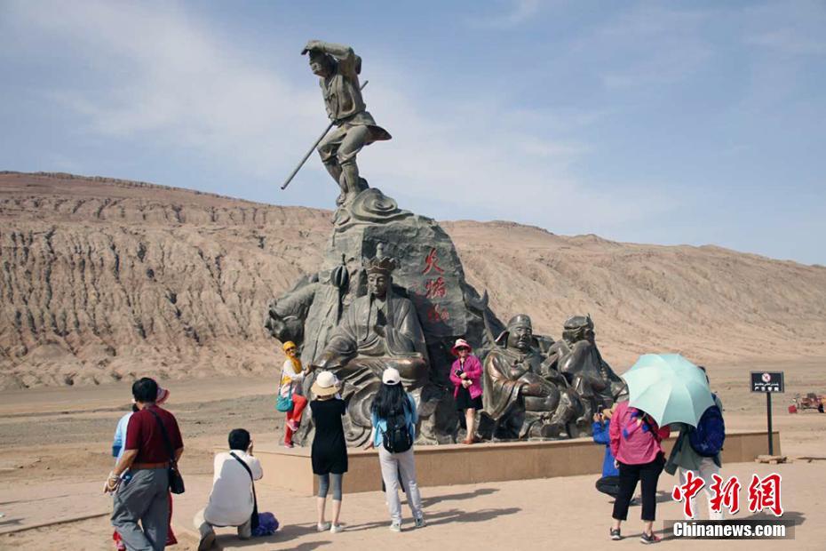 新疆吐鲁番高温达45℃ 火焰山“定海神针”达70℃