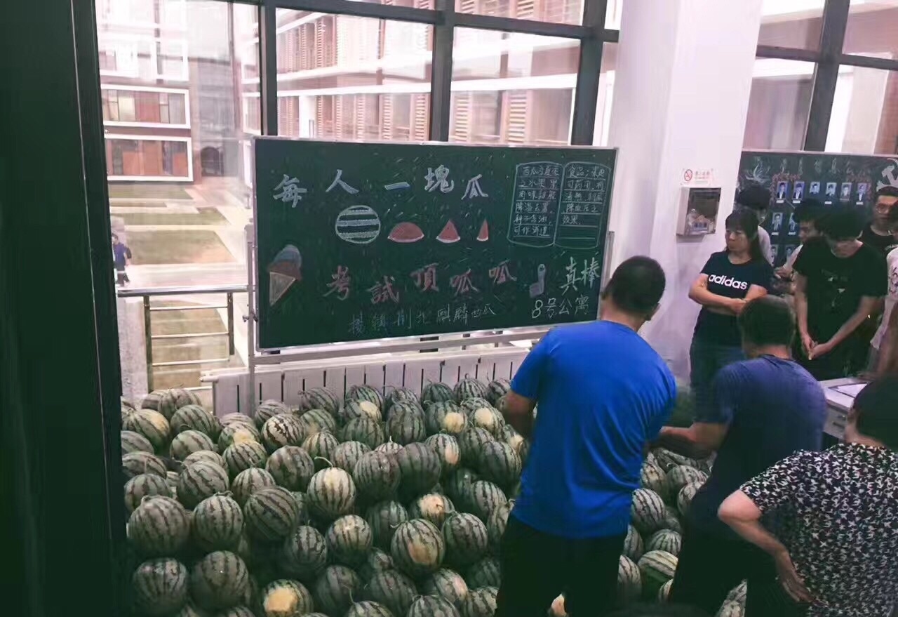 天气炎热，这所高校请全体同学吃西瓜