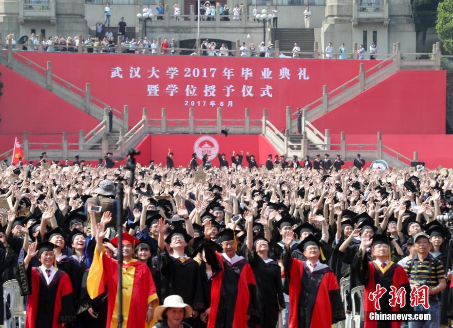 武汉大学毕业典礼场面壮观