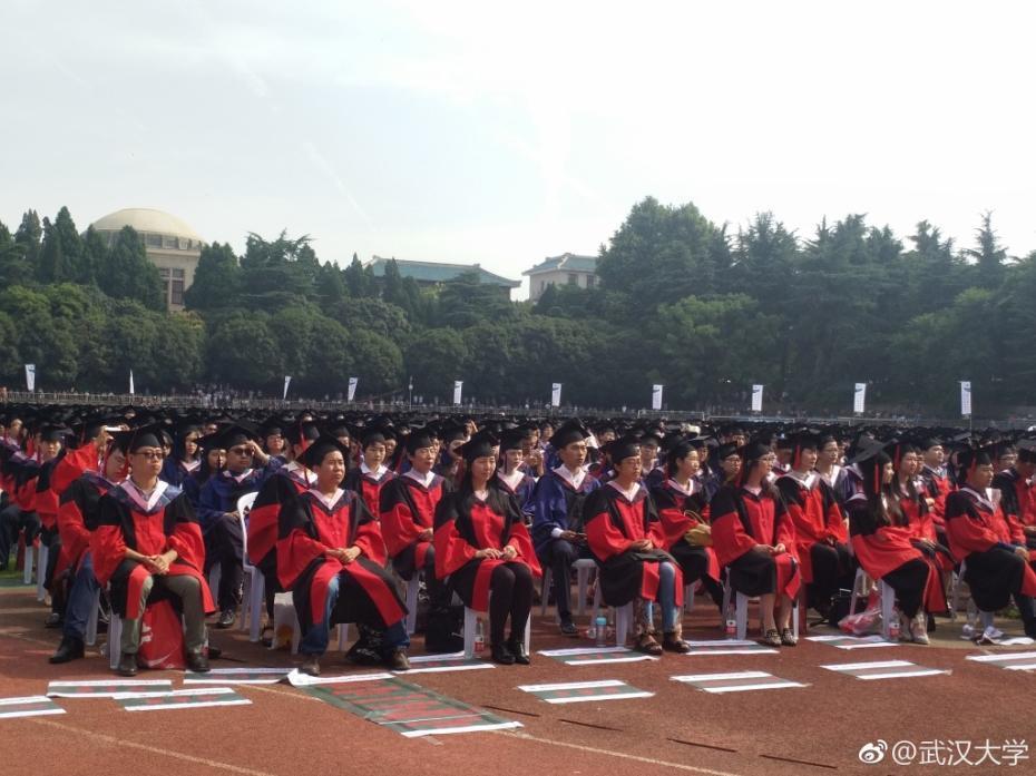 武汉大学毕业典礼场面壮观