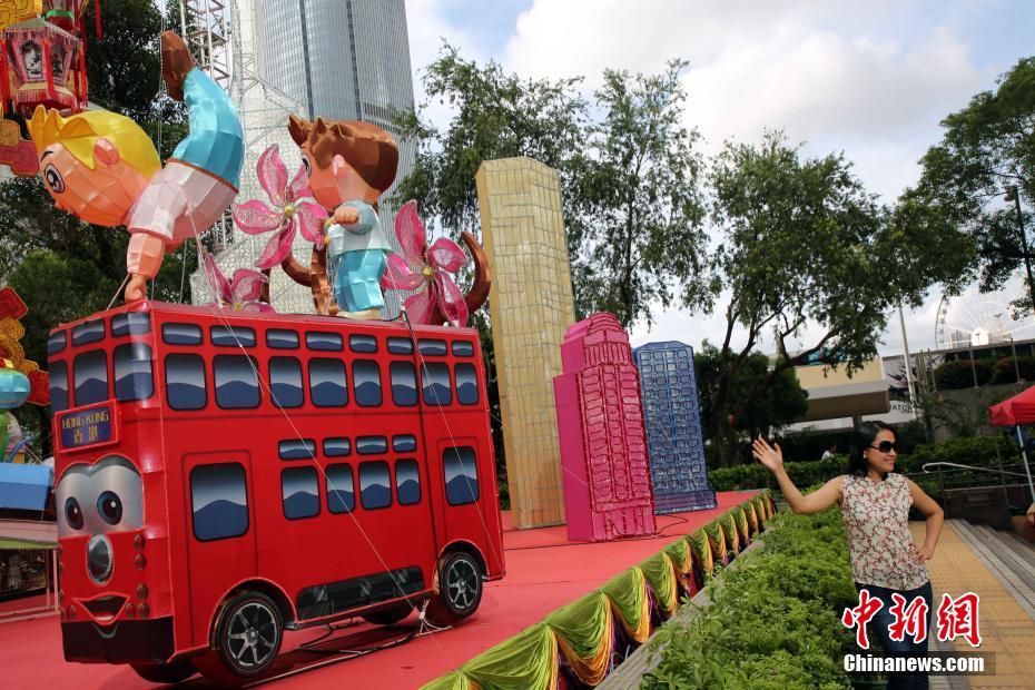 香港举行大型花灯展庆祝特区成立20周年