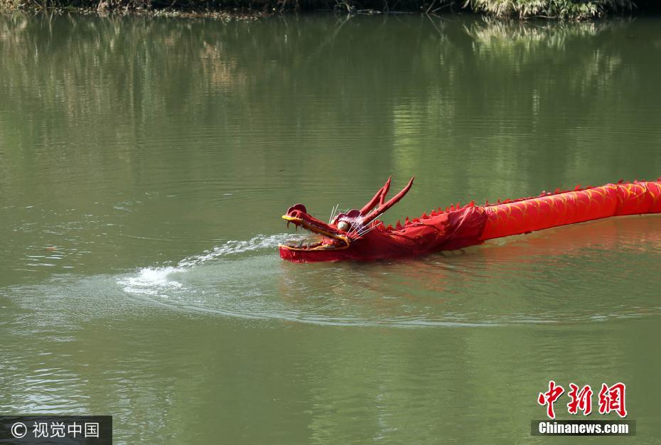 重庆老农造出两条龙 会潜水会喷水还可以骑