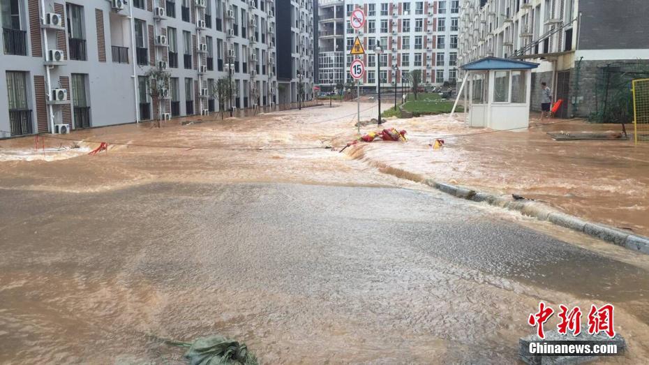 暴雨致高校内涝 老师排人墙给学生送饭