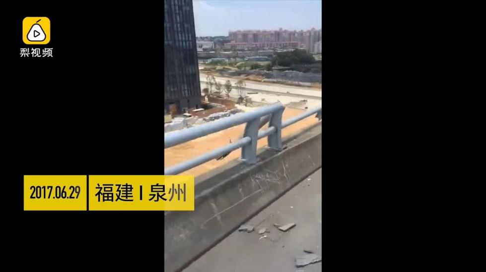货车从20米高高桥坠下，女子自己爬出