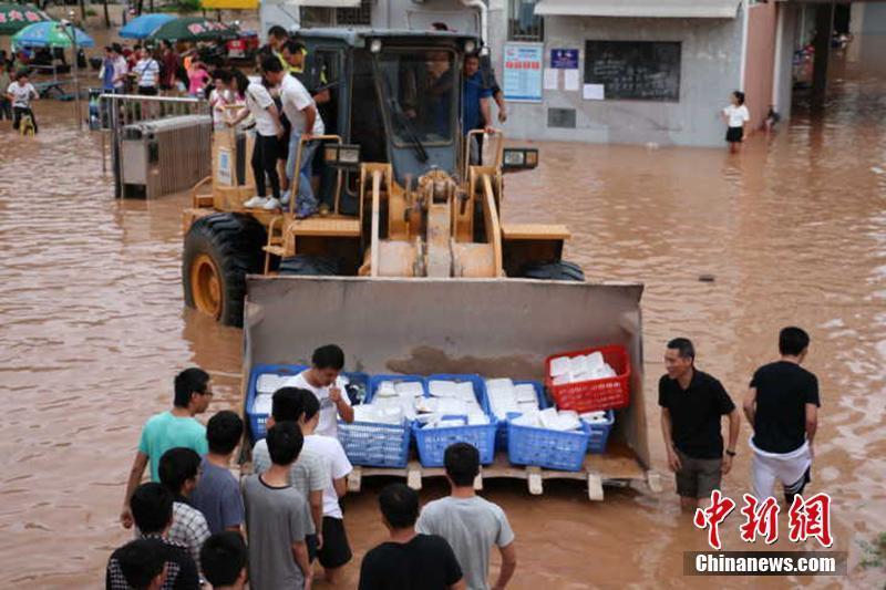广西一高校被淹 铲车救援受困学生