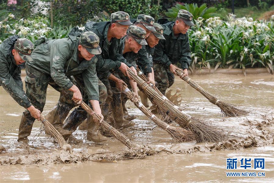 洪水过后清淤忙