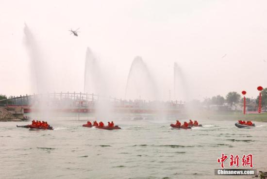 北京举行防汛救援实战演练 水中抢险“神器”齐亮相
