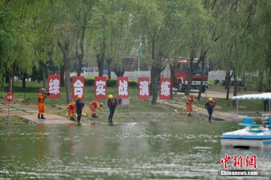 北京举行防汛救援实战演练 水中抢险“神器”齐亮相