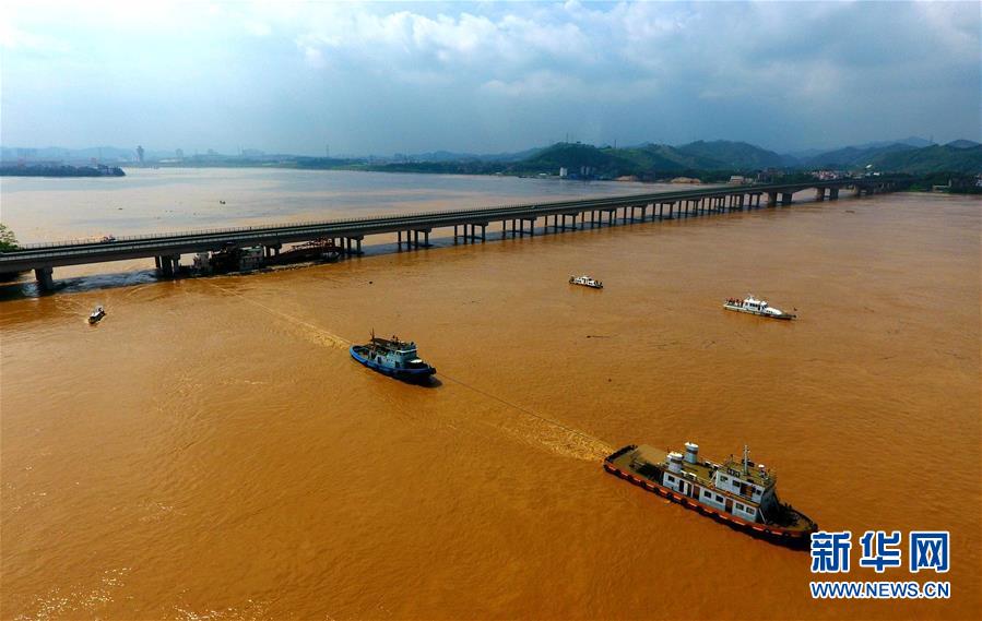 广西梧州：撞桥挖沙船被拖离