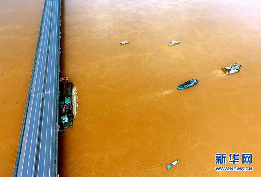 广西梧州：撞桥挖沙船被拖离