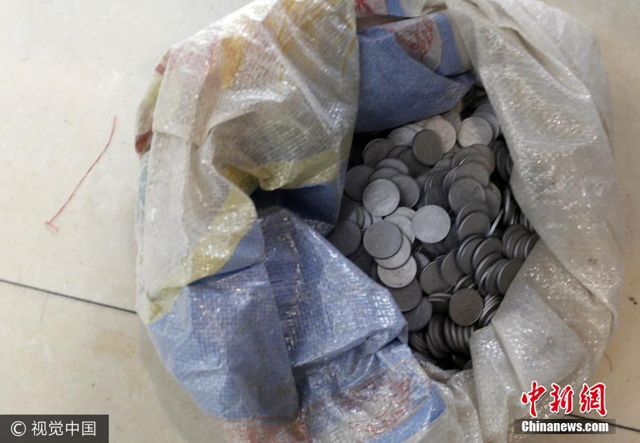 垃圾焚烧工每月捡千枚硬币 装蛇皮袋到银行换钱