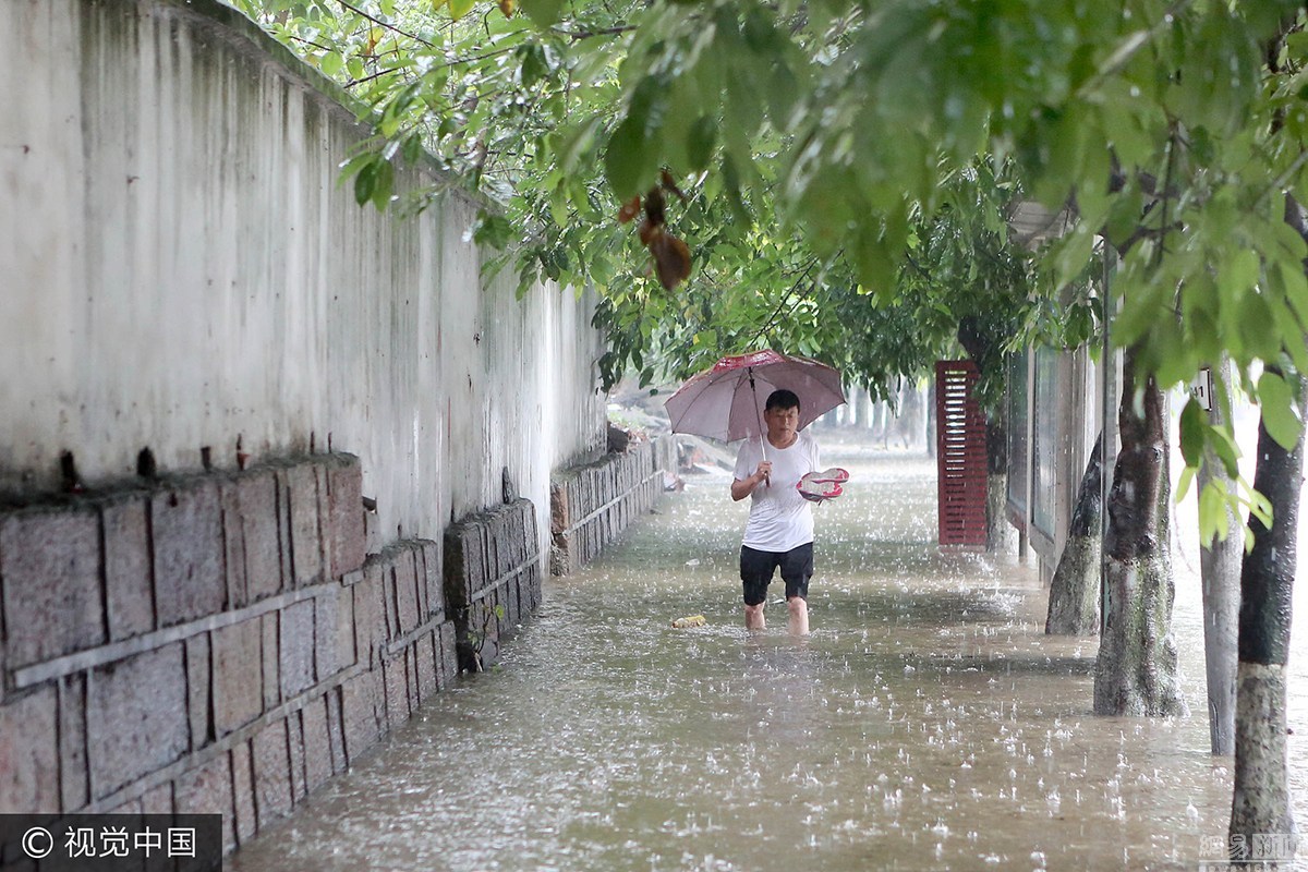 四川多地遭暴雨袭击 城区积水严重