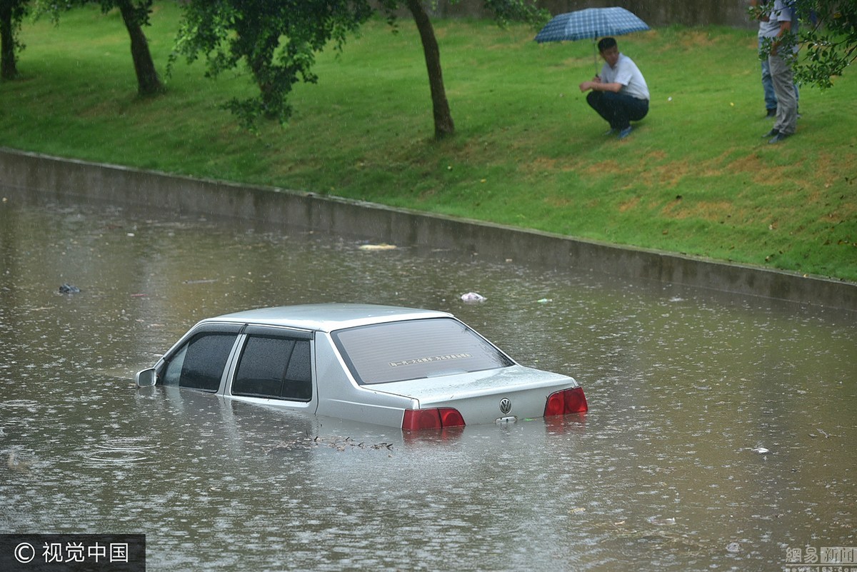 四川多地遭暴雨袭击 城区积水严重