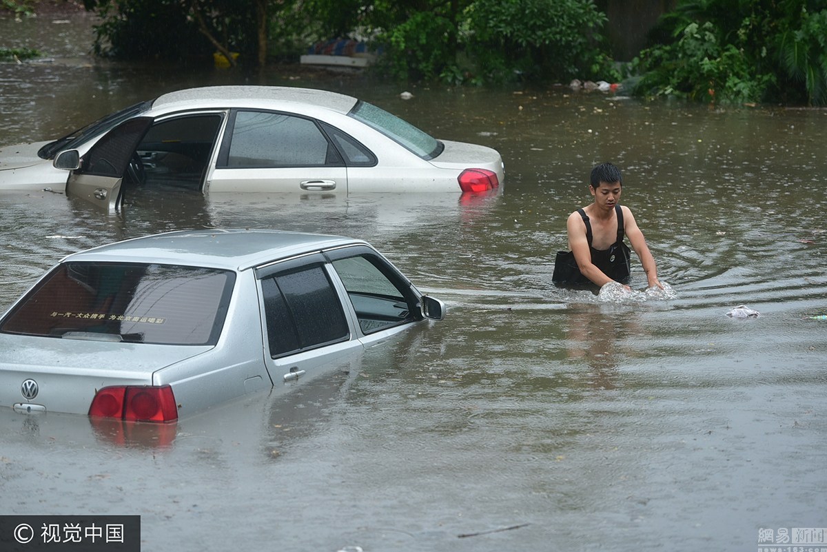 四川多地遭暴雨袭击 城区积水严重