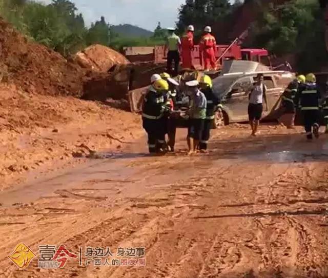 广西三江发生山体塌方 多车被埋