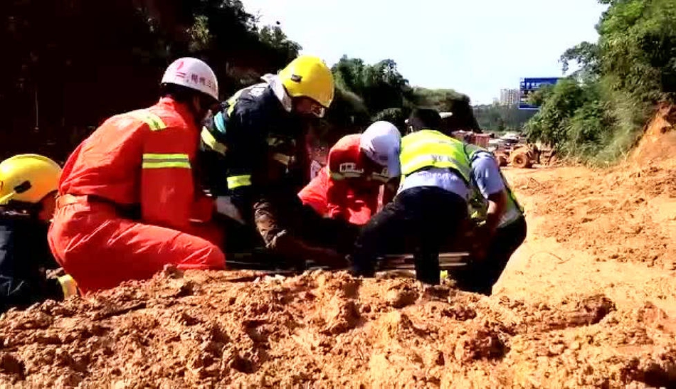 广西三江发生山体塌方 多车被埋