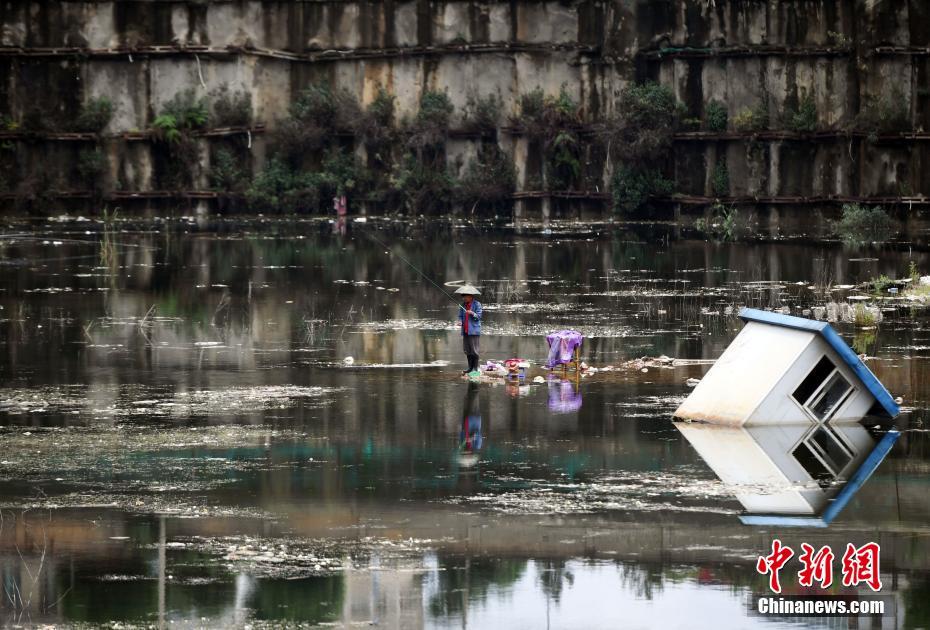 城中村改造烂尾8年 居民在工地钓鱼