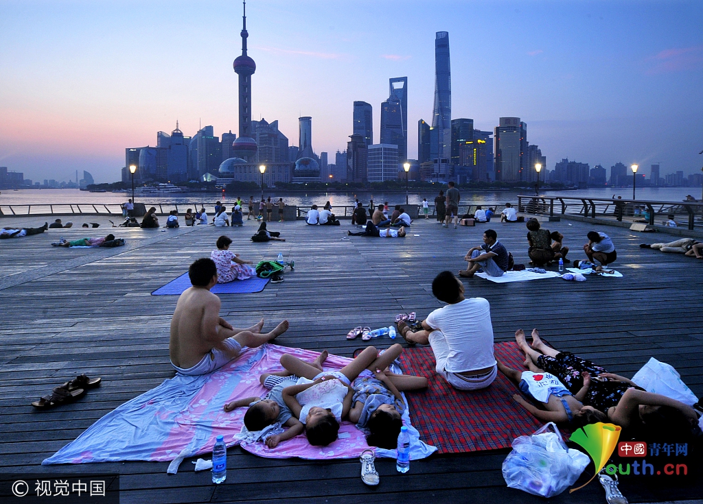 上海持续高温外滩现夜宿族 有的拖家带口