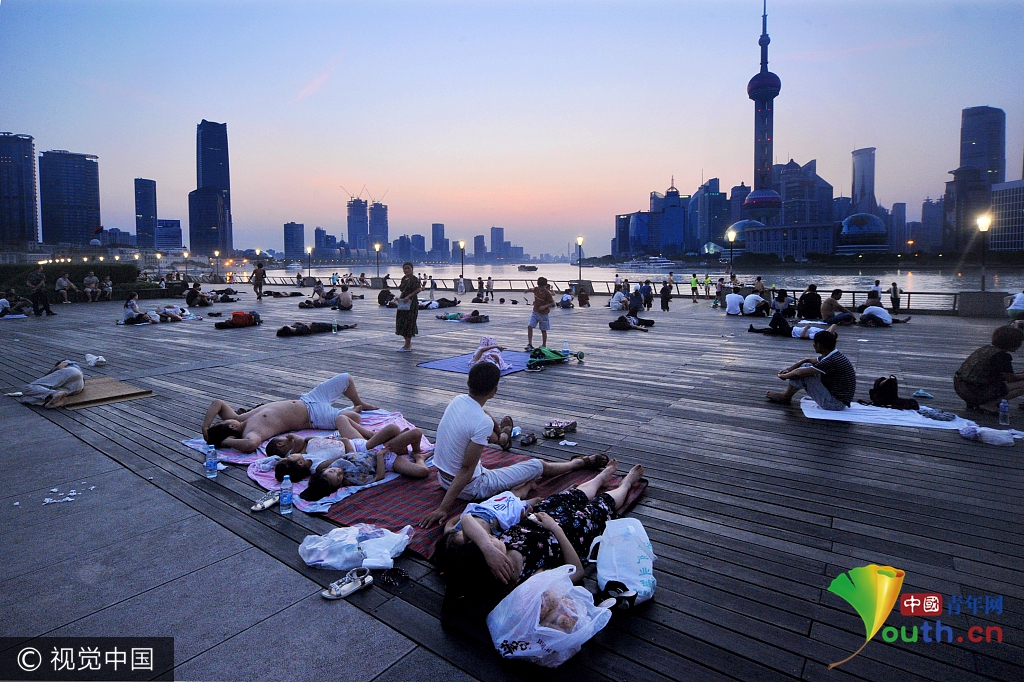 上海持续高温外滩现夜宿族 有的拖家带口