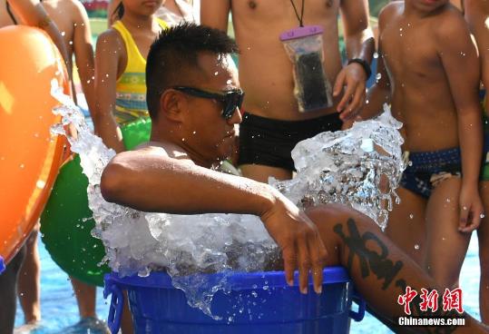 重庆多地发布“高温红色预警” 市民玩“冰桶挑战”